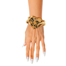 Cargar imagen en el visor de la galería, Cuff Leopard Heart Gold Hinge Bracelet
