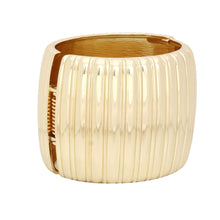Cargar imagen en el visor de la galería, Cuff Gold Sculptural Ribbed Wide Hinge Bracelet
