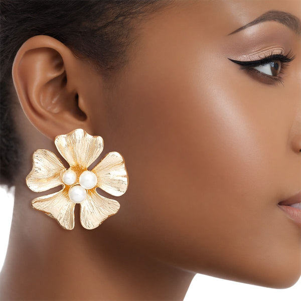 Studs Graceful Gold and Pearl Flower Earrings