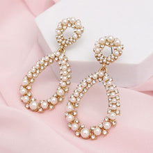 Cargar imagen en el visor de la galería, Teardrop Cream Pearl Glittering Gold Drop Earrings
