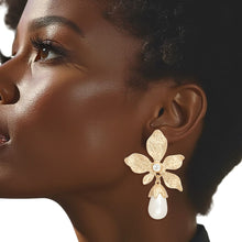 Cargar imagen en el visor de la galería, Teardrop Gold Flower Pearl Drop Earrings Women
