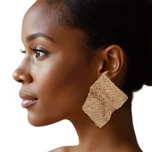 Cargar imagen en el visor de la galería, Studs Wavy Brown Rhinestone Glam Earrings Women
