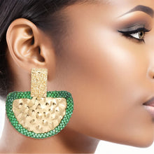 Cargar imagen en el visor de la galería, Drop Green Stone Bubbled Gold Semicircle Earrings
