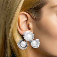 Cargar imagen en el visor de la galería, Stud Silver Triple Looped White Pearl Earrings
