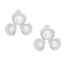 Cargar imagen en el visor de la galería, Stud Silver Triple Looped White Pearl Earrings
