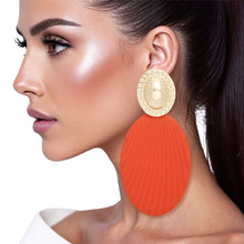 Cargar imagen en el visor de la galería, Drop Ribbed Orange Oval Metal Gold Dome Earrings
