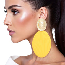 Cargar imagen en el visor de la galería, Drop Ribbed Yellow Oval Metal Gold Dome Earrings
