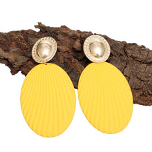 Cargar imagen en el visor de la galería, Drop Ribbed Yellow Oval Metal Gold Dome Earrings
