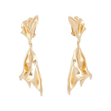 Cargar imagen en el visor de la galería, Clip On Dramatic Gold Gathered Metal Earrings

