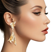 Cargar imagen en el visor de la galería, Clip On Dramatic Gold Gathered Metal Earrings
