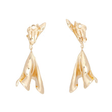 Cargar imagen en el visor de la galería, Clip On Dramatic Gold Gathered Metal Earrings
