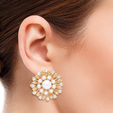 Cargar imagen en el visor de la galería, Clip On Runway Worthy Gold Pearl Round Earrings
