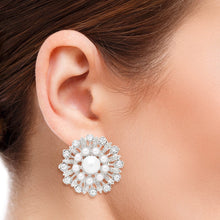 Cargar imagen en el visor de la galería, Clip On Runway Worthy Silver Pearl Round Earrings
