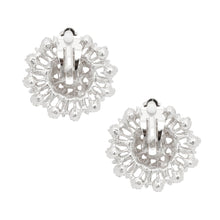 Cargar imagen en el visor de la galería, Clip On Runway Worthy Silver Pearl Round Earrings
