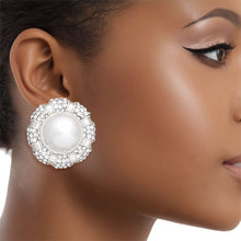 Load image into Gallery viewer, Clip On Vintage Silver Metal and Moonlight Earring
