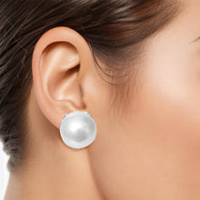 Cargar imagen en el visor de la galería, Clip On White Bubblegum Pearl Earrings for Women
