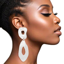 Cargar imagen en el visor de la galería, Clip On Silver Edgy and Raw Elongated Earrings
