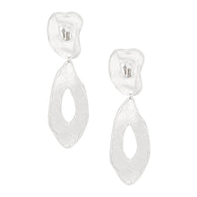 Cargar imagen en el visor de la galería, Clip On Silver Edgy and Raw Elongated Earrings
