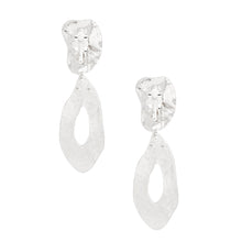 Cargar imagen en el visor de la galería, Clip On Silver Edgy and Raw Elongated Earrings
