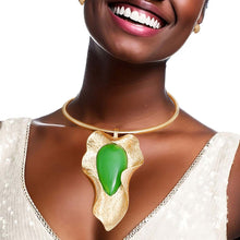 Cargar imagen en el visor de la galería, Pendant Curved Leaf Green Resin Necklace Women
