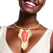 Cargar imagen en el visor de la galería, Pendant Curved Leaf Pink Resin Necklace Women
