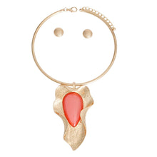 Cargar imagen en el visor de la galería, Pendant Curved Leaf Pink Resin Necklace Women
