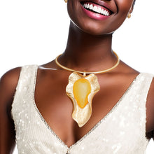 Cargar imagen en el visor de la galería, Pendant Curved Leaf Yellow Resin Necklace Women
