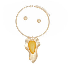 Cargar imagen en el visor de la galería, Pendant Curved Leaf Yellow Resin Necklace Women
