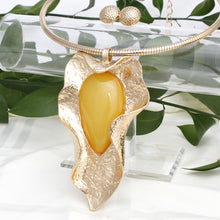 Cargar imagen en el visor de la galería, Pendant Curved Leaf Yellow Resin Necklace Women
