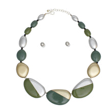 Cargar imagen en el visor de la galería, Beaded Green Matte Painted Graduated Necklace
