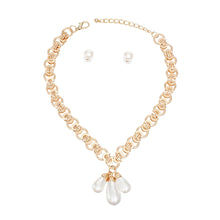 Cargar imagen en el visor de la galería, Gold Mademoiselle Pearl Charm Necklace
