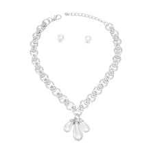 Cargar imagen en el visor de la galería, Silver Mademoiselle Pearl Charm Necklace
