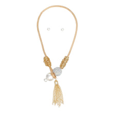 Load image into Gallery viewer, Toggle Pearl and Aurbo Tassel Gold Chain Necklace

