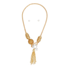Cargar imagen en el visor de la galería, Toggle Pearl and Brown Tassel Gold Chain Necklace
