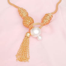 Cargar imagen en el visor de la galería, Toggle Pearl and Brown Tassel Gold Chain Necklace
