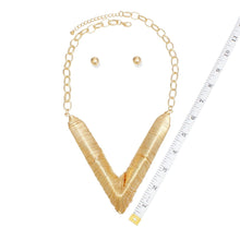 Cargar imagen en el visor de la galería, Bib Geometric Gold Wire V Chain Necklace Set
