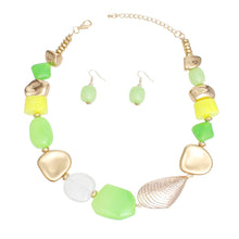 Cargar imagen en el visor de la galería, Beaded Green and Gold Beachy Shell Link Necklace
