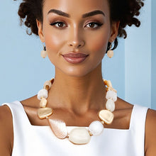 Cargar imagen en el visor de la galería, Beaded Ivory and Gold Beachy Shell Link Necklace
