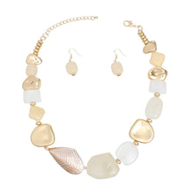 Cargar imagen en el visor de la galería, Beaded Ivory and Gold Beachy Shell Link Necklace
