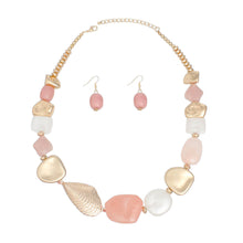 Cargar imagen en el visor de la galería, Beaded Pink and Gold Beachy Shell Link Necklace
