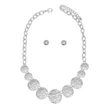 Cargar imagen en el visor de la galería, Chain Silver Heavy Duty Crinkle Metal Disc Necklace
