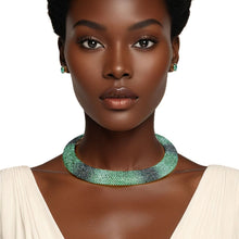 Cargar imagen en el visor de la galería, Collar Pave Green Stone Torque Necklace for Women
