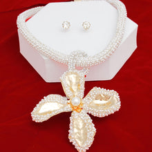 Cargar imagen en el visor de la galería, Pendant White Pearl Encrusted Gold Flower Necklace
