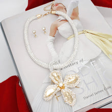 Cargar imagen en el visor de la galería, Pendant White Pearl Encrusted Gold Flower Necklace
