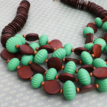 Cargar imagen en el visor de la galería, Beaded Green Coconut Wood Disc Necklace Women
