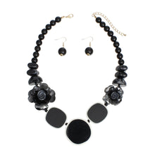 Cargar imagen en el visor de la galería, Beaded Artistic Black Flower Statement Necklace
