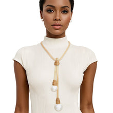 Cargar imagen en el visor de la galería, Pendant Polished Cream Pearl Leather and Chain Set
