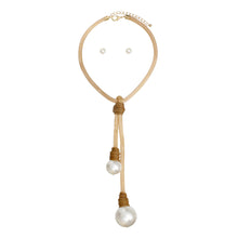 Cargar imagen en el visor de la galería, Pendant Polished Cream Pearl Leather and Chain Set
