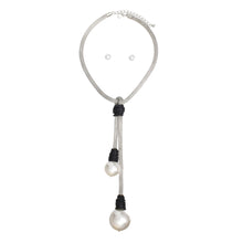 Cargar imagen en el visor de la galería, Pendant Polished White Pearl Leather and Chain Set
