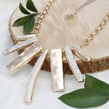 Cargar imagen en el visor de la galería, Bib Gold Sculptural Silhouette Glam Bar Necklace
